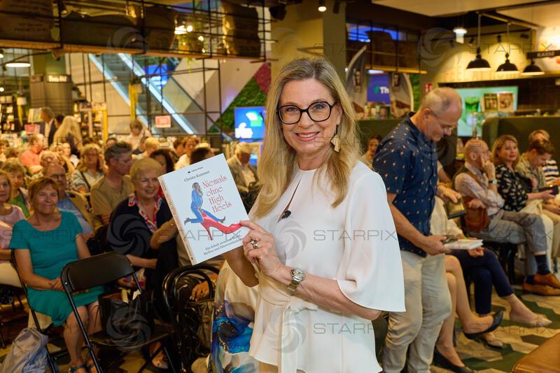 Copyright: Starpix / A. Tuma, 02.06.2026 Wien ,  Christa KUMMER, Buchpräsentation : Christa Kummer -Niemals ohne High Heels in der Buchhandlung Thalia Mariahilfer Strassehilfer Strasse Wien 