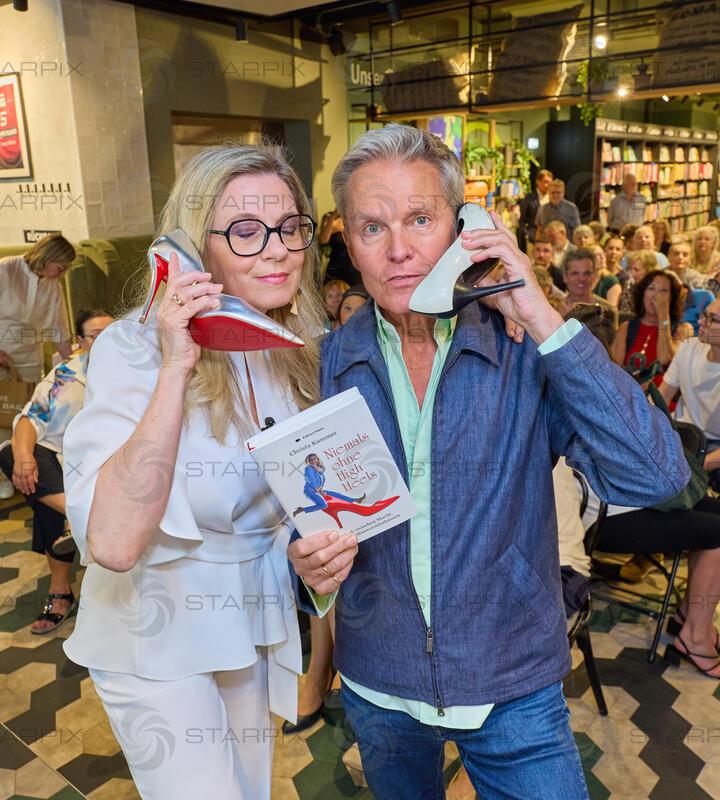 Copyright: Starpix / A. Tuma, 02.06.2026 Wien ,  Christa KUMMER, Alfons HAIDER, Buchpräsentation : Christa Kummer -Niemals ohne High Heels in der Buchhandlung Thalia Mariahilfer Strassehilfer Strasse Wien 