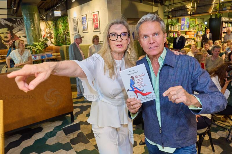 Copyright: Starpix / A. Tuma, 02.06.2026 Wien ,  Christa KUMMER, Alfons HAIDER, Buchpräsentation : Christa Kummer -Niemals ohne High Heels in der Buchhandlung Thalia Mariahilfer Strassehilfer Strasse Wien 