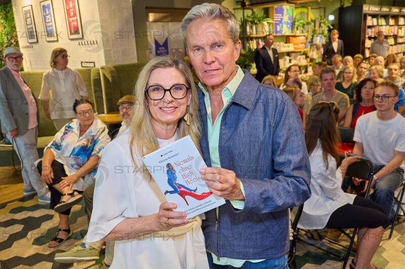 Copyright: Starpix / A. Tuma, 02.06.2026 Wien ,  Christa KUMMER, Alfons HAIDER, Buchpräsentation : Christa Kummer -Niemals ohne High Heels in der Buchhandlung Thalia Mariahilfer Strassehilfer Strasse Wien 