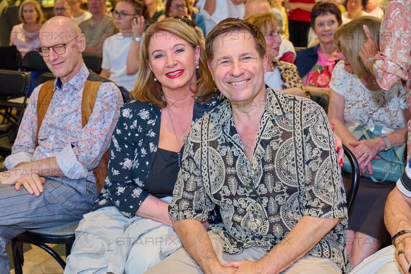 Copyright: Starpix / A. Tuma, 02.06.2026 Wien , Erich FURRER,  , Gabriela BENESCH,  Buchpräsentation : Christa Kummer -Niemals ohne High Heels in der Buchhandlung Thalia Mariahilfer Strassehilfer Strasse Wien 