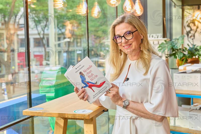 Copyright: Starpix / A. Tuma, 02.06.2026 Wien ,  Christa KUMMER, Buchpräsentation : Christa Kummer -Niemals ohne High Heels in der Buchhandlung Thalia Mariahilfer Strassehilfer Strasse Wien 