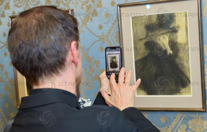 Copyright: Starpix / A. Tuma, 02.06.2026 Wien , Besucher macht Foto von Otto WAALKES Kunstwerk mit Handy,  Ausstellungseröffnung und Empfang zu „Otto meets Albertina“ in der Albertina Wien