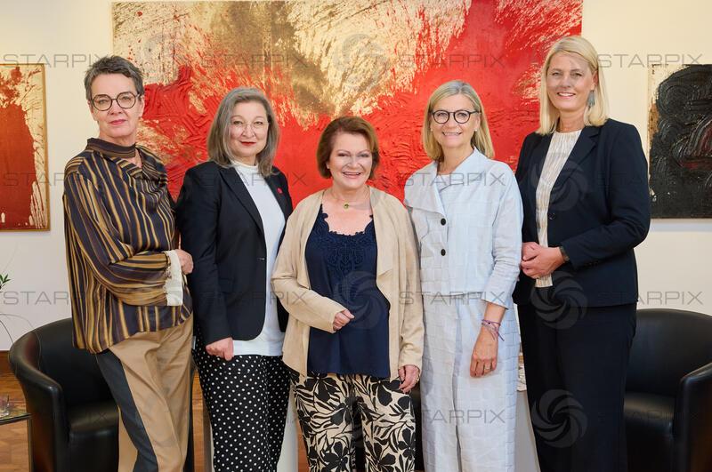 Copyright: Starpix / A. Tuma, 02.06.2026 Wien ,   Franziska MADERTHANER, Gertraud AUINGER OBERZAUCHER, Brigitte LÖW RADESCHNIG,   Daniela GMEINBAUER,   Katrin AUER,  Diskussion zu Kunstsammler brauchen Ergebnisse - der Politik im Auktionshaus Kinsky