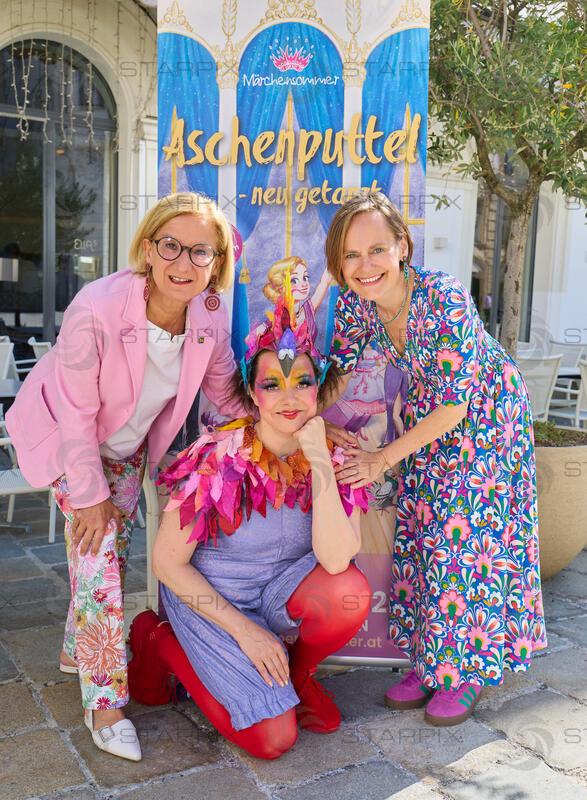 Copyright: Starpix / A. Tuma, 08.06.2026 Wien ,   Nina BLUM, Johanna MIKL LEITNER, Gudrun NIKODEM EICHENHARDT ( Nikodem-Eichenhardt) , Pressekonferenz zu "Aschenputtel neu getanzt ", Märchensommer Nierösterreich  Schloss Poysdorf, im Restaurant Ellas Wien
