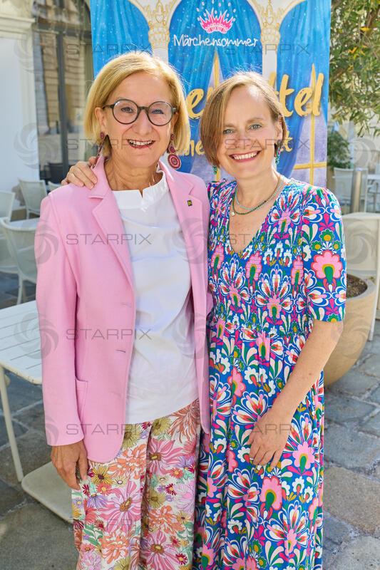Copyright: Starpix / A. Tuma, 08.06.2026 Wien ,   Johanna MIKL LEITNER,   Nina BLUM,  Pressekonferenz zu "Aschenputtel neu getanzt ", Märchensommer Nierösterreich  Schloss Poysdorf, im Restaurant Ellas Wien