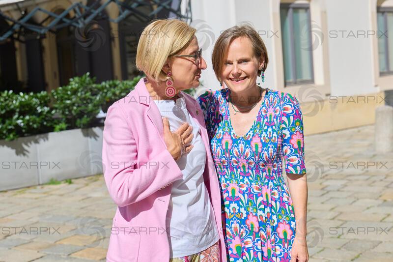 Copyright: Starpix / A. Tuma, 08.06.2026 Wien ,   Johanna MIKL LEITNER,   Nina BLUM,  Pressekonferenz zu "Aschenputtel neu getanzt ", Märchensommer Nierösterreich  Schloss Poysdorf, im Restaurant Ellas Wien