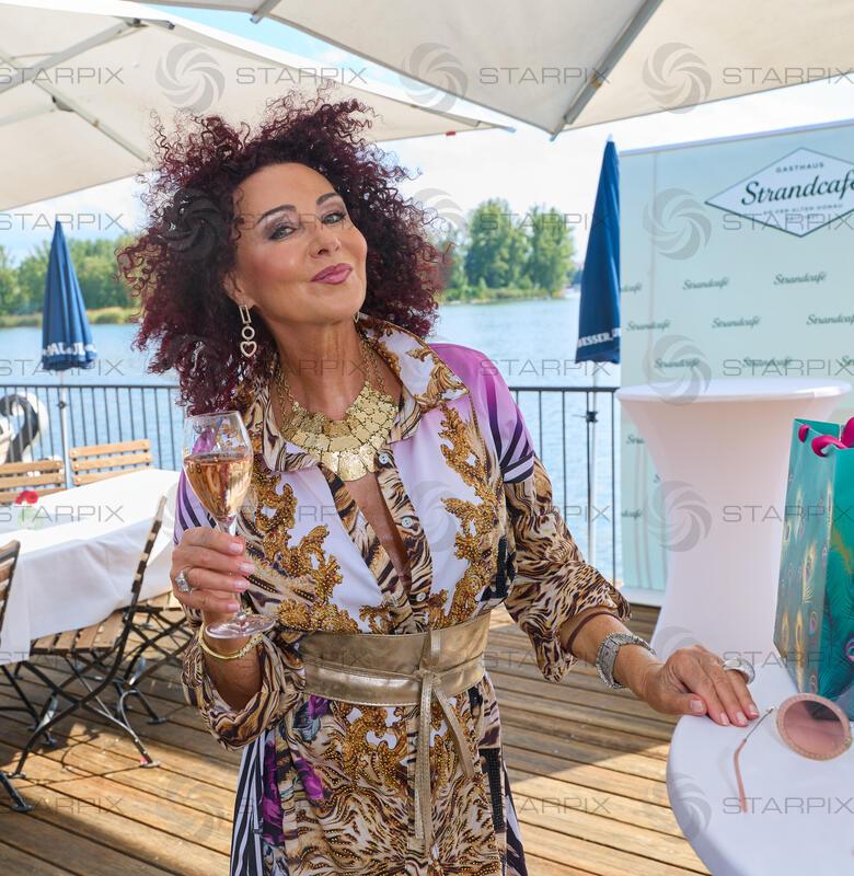 Copyright: Starpix / A. Tuma, 08.09.2026   Wien ,  Christina LUGNER, Christina Lugner feiert ihren ewigen 29. Geburtstag  im Strandcafe Wien