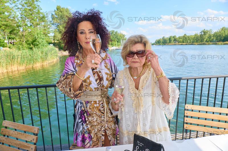 Copyright: Starpix / A. Tuma, 08.09.2026   Wien ,  Christina LUGNER mit Mutter  Martha HAIDINGER ,  Christina Lugner feiert ihren ewigen 29. Geburtstag  im Strandcafe Wien