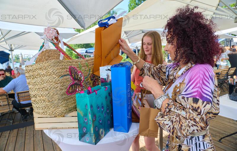 Copyright: Starpix / A. Tuma, 08.09.2026   Wien ,  Christina LUGNER , mit Geschenke,  ,  Christina Lugner feiert ihren ewigen 29. Geburtstag  im Strandcafe Wien