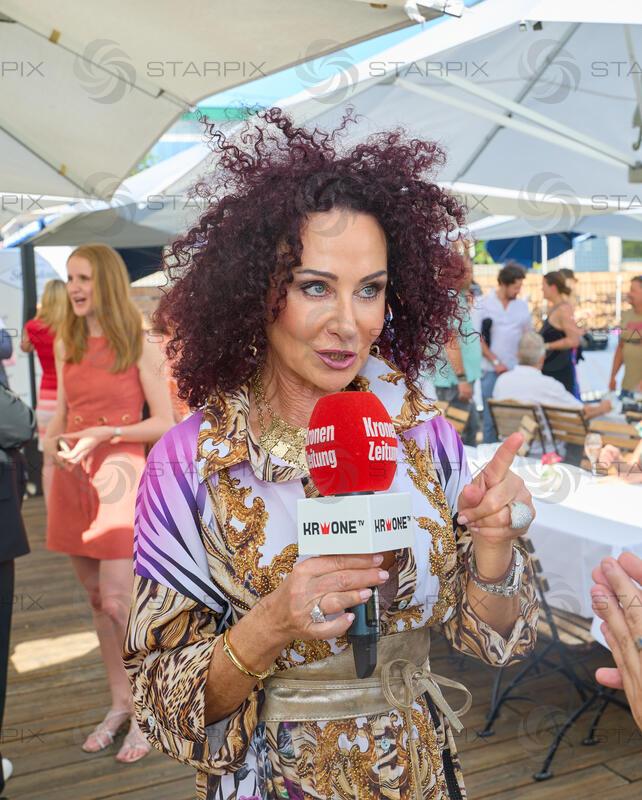Copyright: Starpix / A. Tuma, 08.09.2026   Wien ,  Christina LUGNER , mit Krone TV Mikrofon,   ,  Christina Lugner feiert ihren ewigen 29. Geburtstag  im Strandcafe Wien