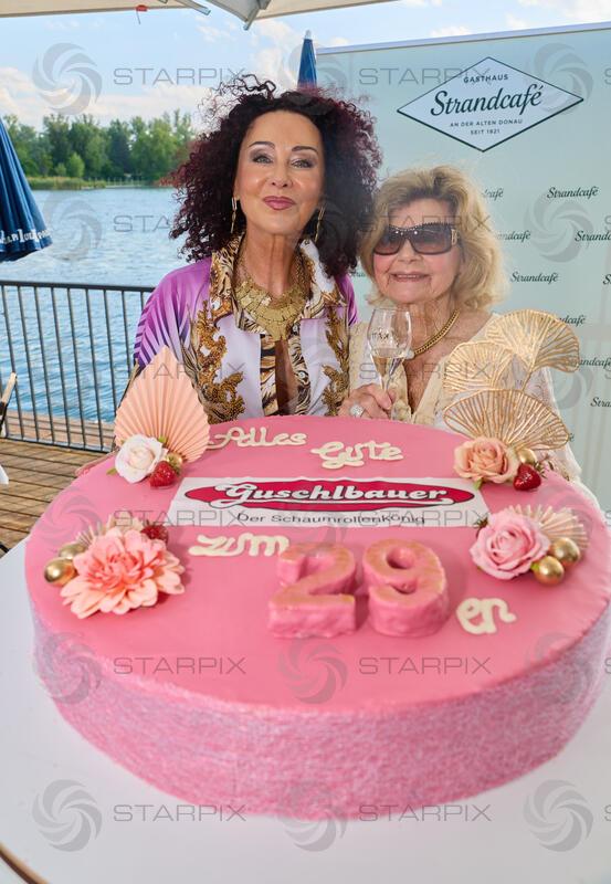 Copyright: Starpix / A. Tuma, 08.09.2026   Wien ,  Christina LUGNER mit Mutter  Martha HAIDINGER  , mit Torte, Christina Lugner feiert ihren ewigen 29. Geburtstag  im Strandcafe Wien