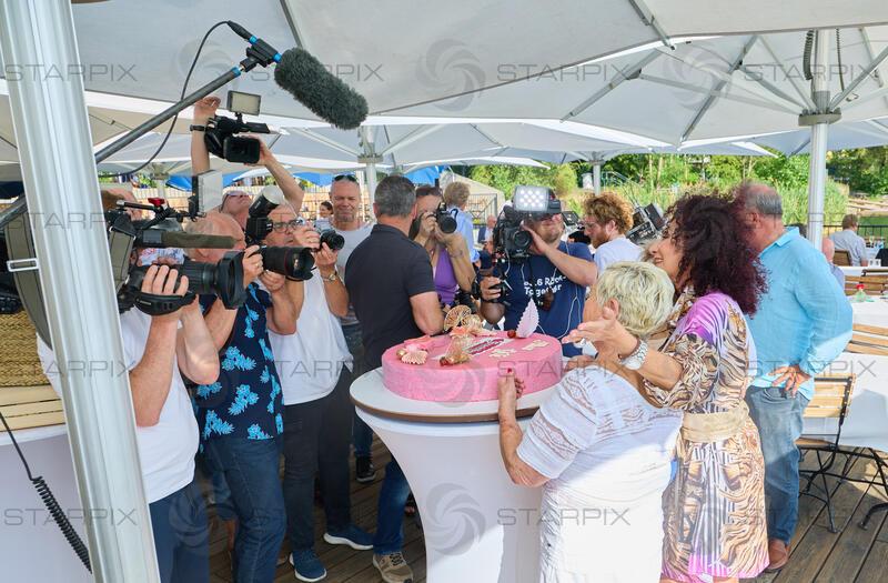Copyright: Starpix / A. Tuma, 08.09.2026   Wien , Christina LUGNER, Medienrummel, Christina Lugner feiert ihren ewigen 29. Geburtstag  im Strandcafe Wien