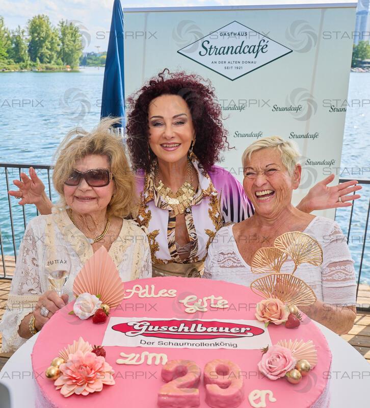 Copyright: Starpix / A. Tuma, 08.09.2026   Wien ,  Christina LUGNER mit Mutter  Martha HAIDINGER , Jazz GITTI,  , mit Torte, Christina Lugner feiert ihren ewigen 29. Geburtstag  im Strandcafe Wien
