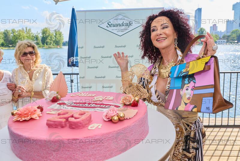 Copyright: Starpix / A. Tuma, 08.09.2026   Wien ,  Christina LUGNER  ,  Christina Lugner feiert ihren ewigen 29. Geburtstag  im Strandcafe Wien