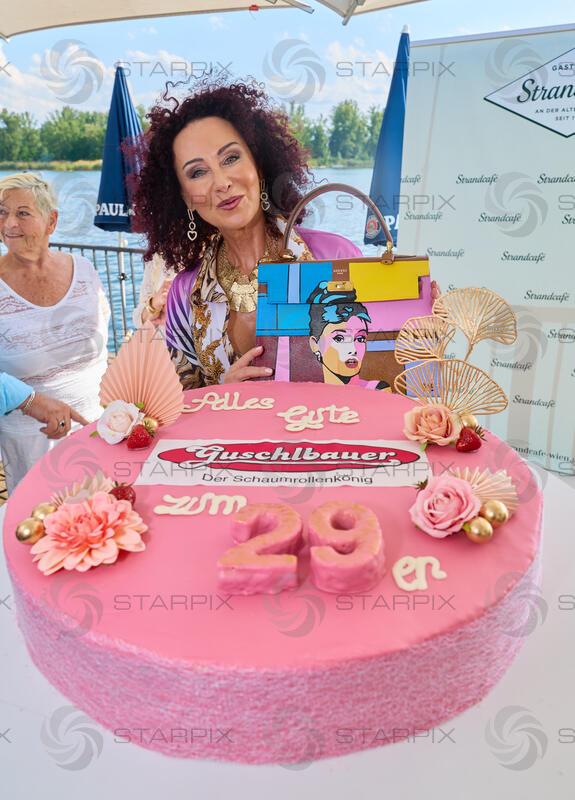 Copyright: Starpix / A. Tuma, 08.09.2026   Wien ,  Christina LUGNER  ,  Christina Lugner feiert ihren ewigen 29. Geburtstag  im Strandcafe Wien
