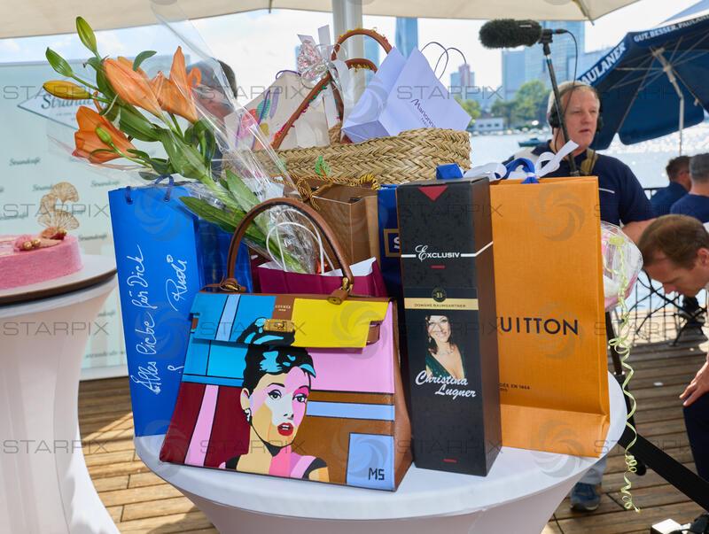Copyright: Starpix / A. Tuma, 08.09.2026   Wien , Tische mit Geschenke, Christina Lugner feiert ihren ewigen 29. Geburtstag  im Strandcafe Wien