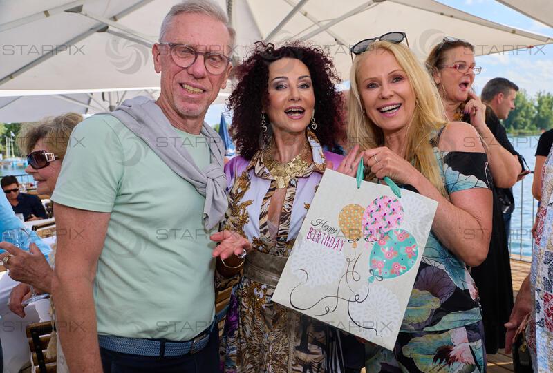 Copyright: Starpix / A. Tuma, 08.09.2026   Wien ,Peter STÖGER, Christina LUGNER , Uli ( Ulrike), KRIEGLER  ,  Christina Lugner feiert ihren ewigen 29. Geburtstag  im Strandcafe Wien