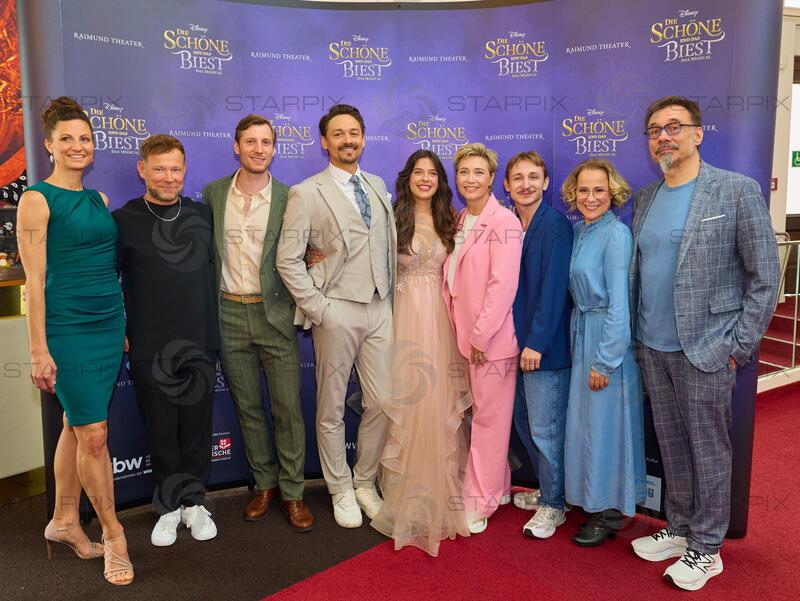 Copyright: Starpix / A. Tuma, 09.06.2026 Wien , Birgit ARQUIN,  Mathias SCHLUNG, Simon STOCKINGER,   Dominik HEES,  ,  Marlene JUBELIUS,Wietske van TONGEREN,  Linus Al BAROFFIO,  Jana STELLEY, Oliver HUETHER,       Präsentation des Cast zur Neuinszenierung von " Die Schöne und das Biest " im Raimundtheater Wien - Fototermin
