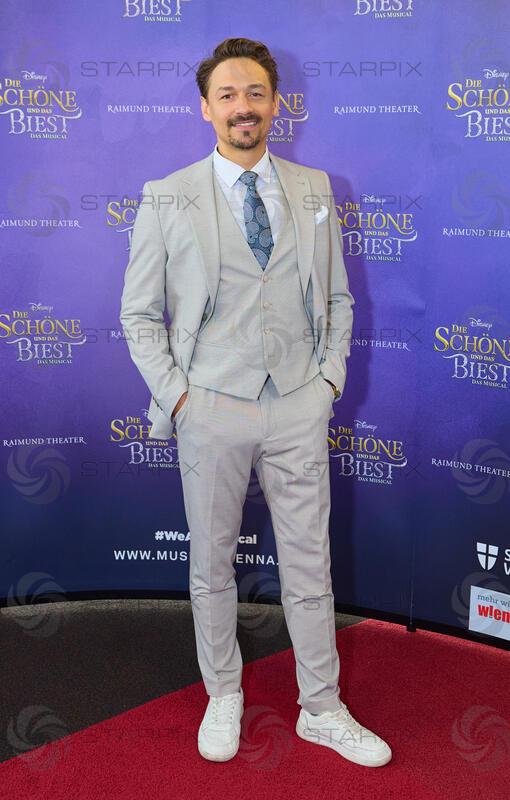 Copyright: Starpix / A. Tuma, 09.06.2026 Wien ,  Dominik HEES,   Portrait,   Präsentation des Cast zur Neuinszenierung von " Die Schöne und das Biest " im Raimundtheater Wien - Fototermin