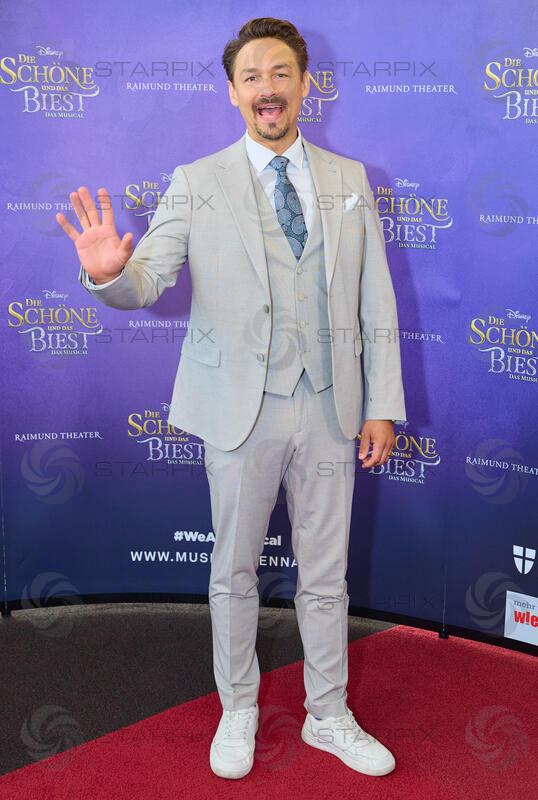 Copyright: Starpix / A. Tuma, 09.06.2026 Wien ,  Dominik HEES,   Portrait,   Präsentation des Cast zur Neuinszenierung von " Die Schöne und das Biest " im Raimundtheater Wien - Fototermin
