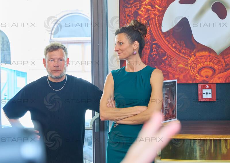 Copyright: Starpix / A. Tuma, 09.06.2026 Wien ,   Mathias SCHLUNG, ,  Birgit ARQUIN,  Präsentation des Cast zur Neuinszenierung von " Die Schöne und das Biest " im Raimundtheater Wien - Fototermin