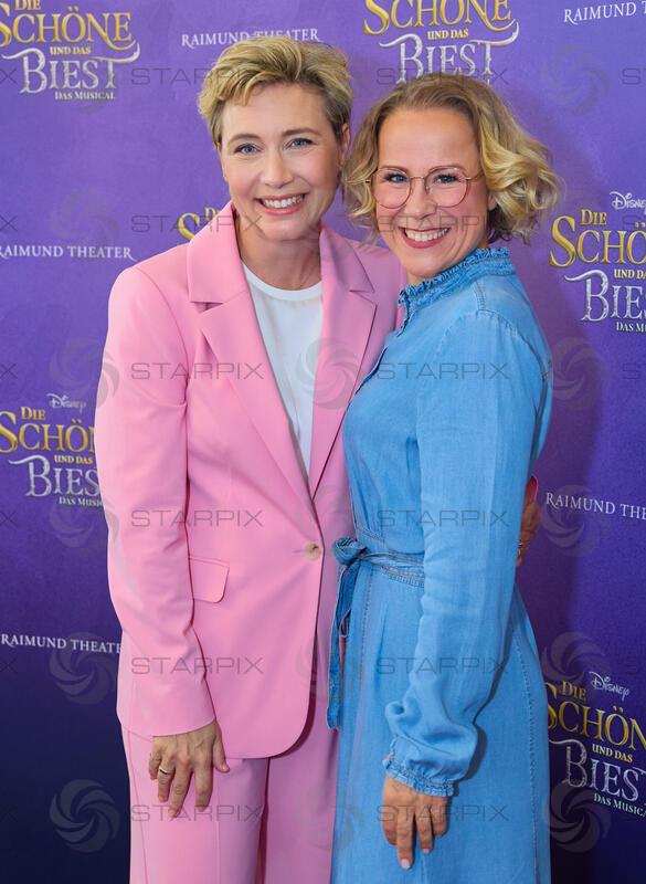 Copyright: Starpix / A. Tuma, 09.06.2026 Wien ,   Wietske van TONGEREN, , Jana STELLEY,   Präsentation des Cast zur Neuinszenierung von " Die Schöne und das Biest " im Raimundtheater Wien - Fototermin