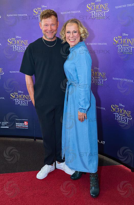 Copyright: Starpix / A. Tuma, 09.06.2026 Wien , Mathias SCHLUNG, Jana STELLEY,       Präsentation des Cast zur Neuinszenierung von " Die Schöne und das Biest " im Raimundtheater Wien - Fototermin