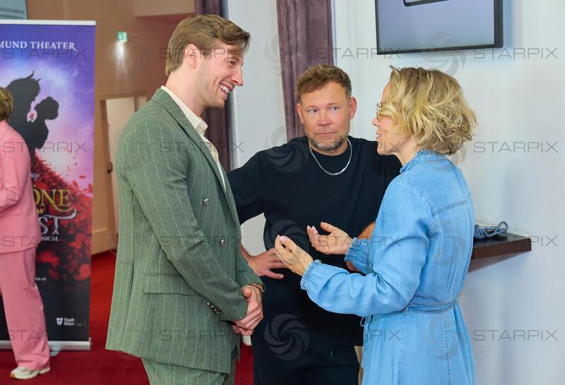 Copyright: Starpix / A. Tuma, 09.06.2026 Wien ,   Simon STOCKINGER,  , Mathias SCHLUNG,  Jana STELLEY,    Präsentation des Cast zur Neuinszenierung von " Die Schöne und das Biest " im Raimundtheater Wien - Fototermin