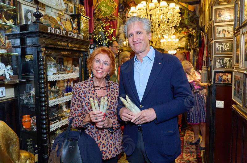 Copyright: Starpix / A. Tuma, 10.06.2026 Deutsch Wagram, Inge KLINGOHR,  Johann Philipp (Johan -Philipp) SPIEGELFELD, mit Spargel, Verleihung des Goldenen Spargel 2026 im Marchfelderhof 