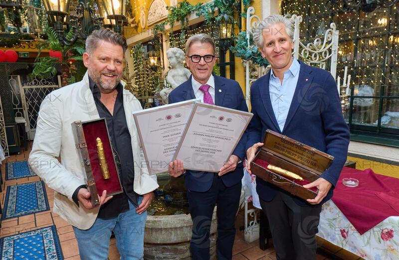 Copyright: Starpix / A. Tuma, 10.06.2026 Deutsch Wagram, Mike SÜSSER, Peter GROSSMANN, Johann Philipp (Johan -Philipp) SPIEGELFELD,  mit Auszeichnung,    Verleihung des Goldenen Spargel 2026 im Marchfelderhof 