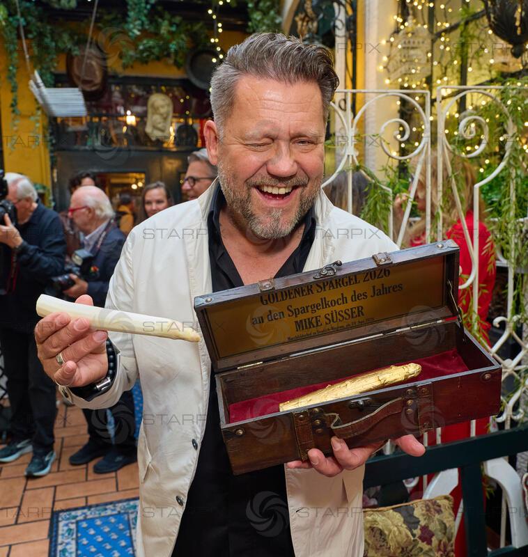 Copyright: Starpix / A. Tuma, 10.06.2026 Deutsch Wagram,  Mike SÜSSER, mit Spargel, Verleihung des Goldenen Spargel 2026 im Marchfelderhof 