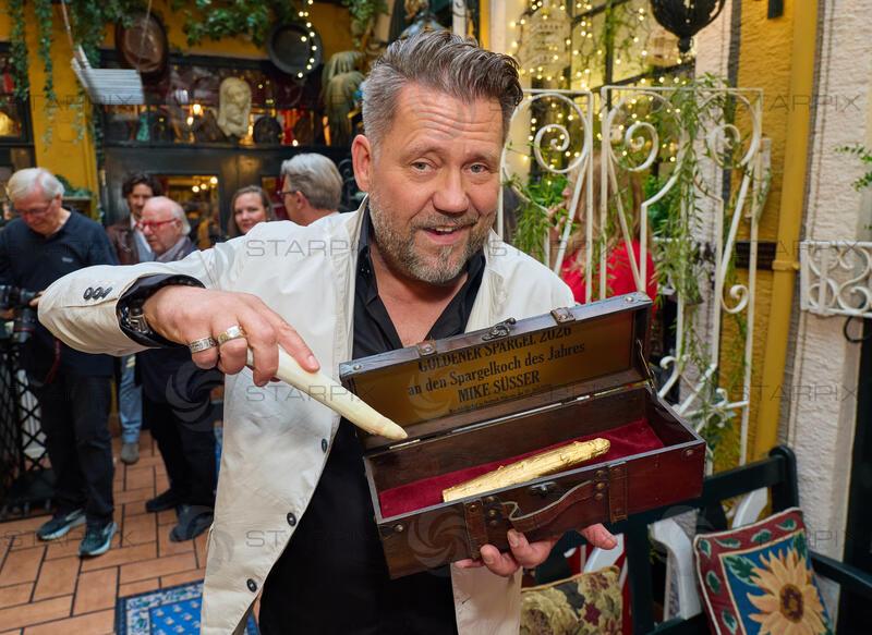 Copyright: Starpix / A. Tuma, 10.06.2026 Deutsch Wagram,  Mike SÜSSER, mit Spargel, Verleihung des Goldenen Spargel 2026 im Marchfelderhof 