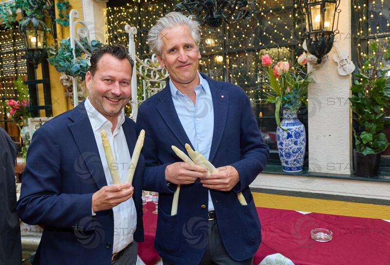 Copyright: Starpix / A. Tuma, 10.06.2026 Deutsch Wagram,   Alexander HOFER, Johann Philipp (Johan -Philipp) SPIEGELFELD, mit Spargel, Verleihung des Goldenen Spargel 2026 im Marchfelderhof 