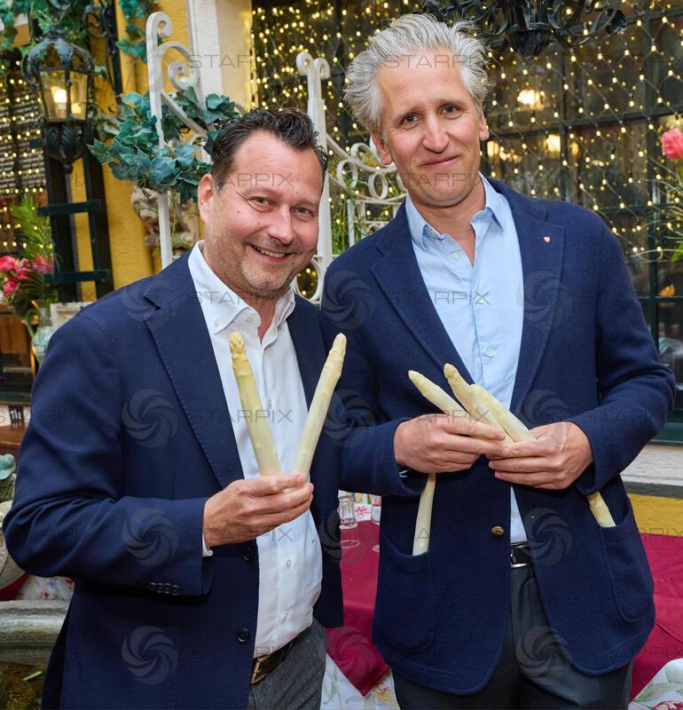 Copyright: Starpix / A. Tuma, 10.06.2026 Deutsch Wagram,   Alexander HOFER, Johann Philipp (Johan -Philipp) SPIEGELFELD, mit Spargel, Verleihung des Goldenen Spargel 2026 im Marchfelderhof 