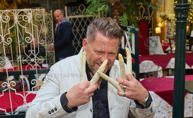 Copyright: Starpix / A. Tuma, 10.06.2026 Deutsch Wagram,  Mike SÜSSER, mit Spargel, Verleihung des Goldenen Spargel 2026 im Marchfelderhof 