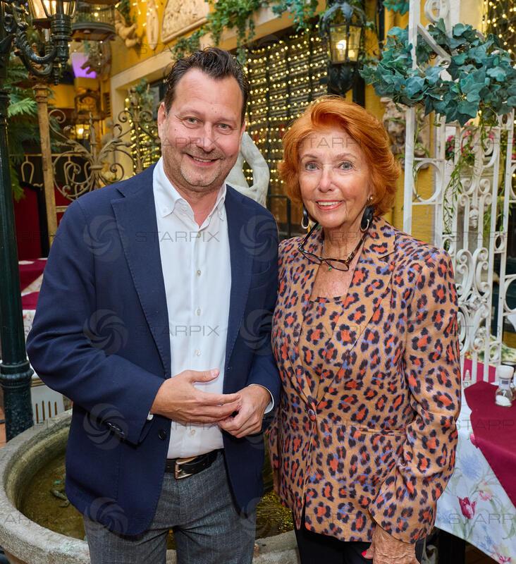 Copyright: Starpix / A. Tuma, 10.06.2026 Deutsch Wagram, Alexander HOFER, Inge KLINGOHR, , mit Spargel, Verleihung des Goldenen Spargel 2026 im Marchfelderhof 