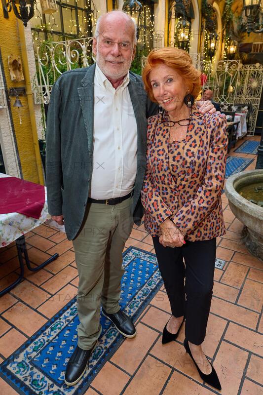Copyright: Starpix / A. Tuma, 10.06.2026 Deutsch Wagram, Manfred AINEDTER, , Inge KLINGOHR, , mit Spargel, Verleihung des Goldenen Spargel 2026 im Marchfelderhof 