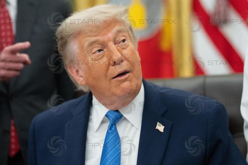 Trump Signs the ìSecure America Act"  in the Oval Office