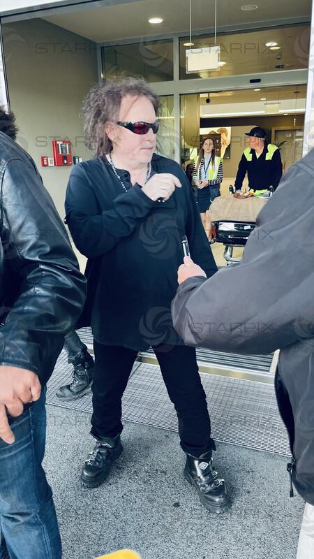 Ankunft des The Cure Sängers Robert Smith am Privatflughafen Wien