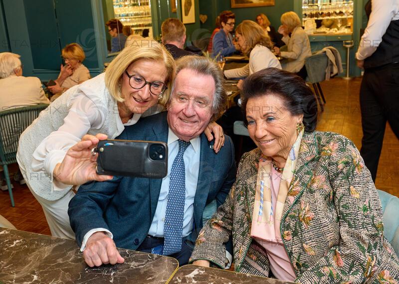 Copyright: Starpix / A. Tuma, 12.06.2026 Grafenegg, Rudolf und Agi (Agnes) BUCHBINDER , Johanna MIKL LEITNER, Selfie, , 20. Jahre Sommernachtsgala Grafenegg