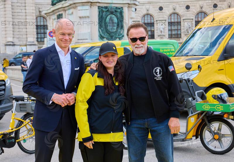 Arnold Schwarzenegger gibt Startschuss für 100% elektrische Post Zustellung in Wien am Heldenplatz Wien
