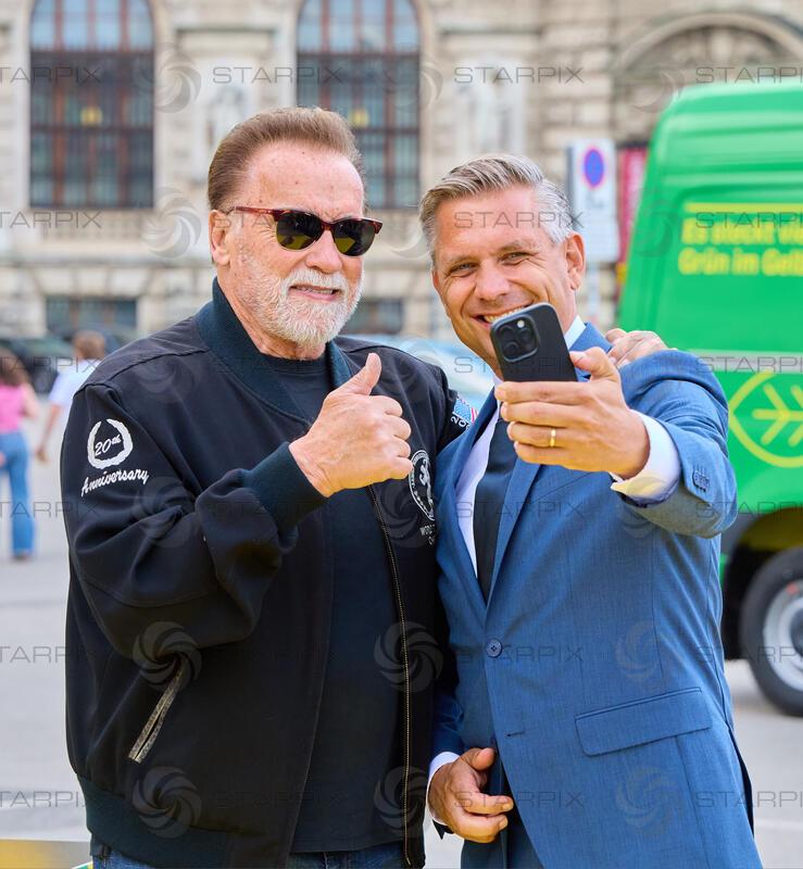 Arnold Schwarzenegger gibt Startschuss für 100% elektrische Post Zustellung in Wien am Heldenplatz Wien
