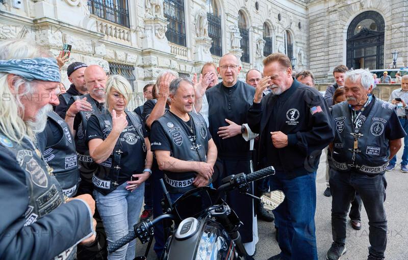 Arnold Schwarzengger trifft "Jesus Biker" und signiert eine elektrische Harley Davidson 