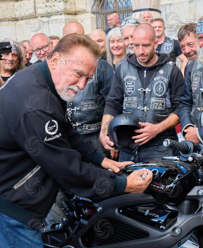 Arnold Schwarzenegger trifft "Jesus Biker" und signiert eine elektrische Harley Davidson 