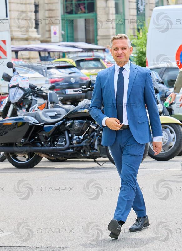 Arnold Schwarzenegger gibt Startschuss für 100% elektrische Post Zustellung in Wien am Heldenplatz Wien