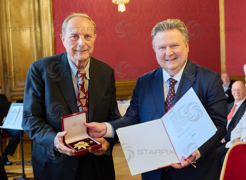 Verleihung an Christian Ludwig Attersee des " Goldene Ehrenzeichen für Verdienste um das Land Wien " im Rathaus Roter Salon  