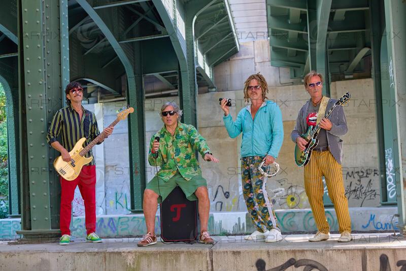 Copyright: Starpix / A. Tuma, 01.07.2026 Wien ,  Helmut SCHARTLMÜLLER (rote Hose),  Hubertus von HOHENLOHE,  Philipp MAYER (blaues Hemd),  Andie GABAUER, Videodreh zu dem Song " Landpartie " von Zaungast feat. Hubertus in der Prater Alle Wien