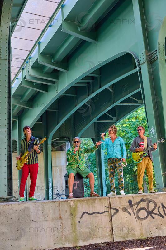 Copyright: Starpix / A. Tuma, 01.07.2026 Wien ,  Helmut SCHARTLMÜLLER (rote Hose),  Hubertus von HOHENLOHE,  Philipp MAYER (blaues Hemd),  Andie GABAUER, Videodreh zu dem Song " Landpartie " von Zaungast feat. Hubertus in der Prater Alle Wien