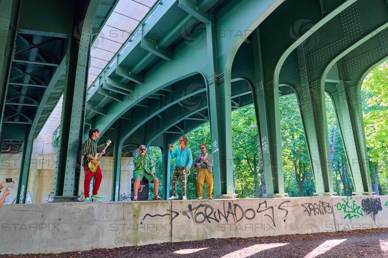 Copyright: Starpix / A. Tuma, 01.07.2026 Wien ,  Helmut SCHARTLMÜLLER (rote Hose),  Hubertus von HOHENLOHE,  Philipp MAYER (blaues Hemd),  Andie GABAUER, Videodreh zu dem Song " Landpartie " von Zaungast feat. Hubertus in der Prater Alle Wien